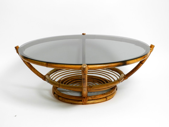 Image 1 of Magnifique table basse italienne des années 1970 en bambou avec plateau en verre fumé d'origine | Ø 102 cm | 40.2"