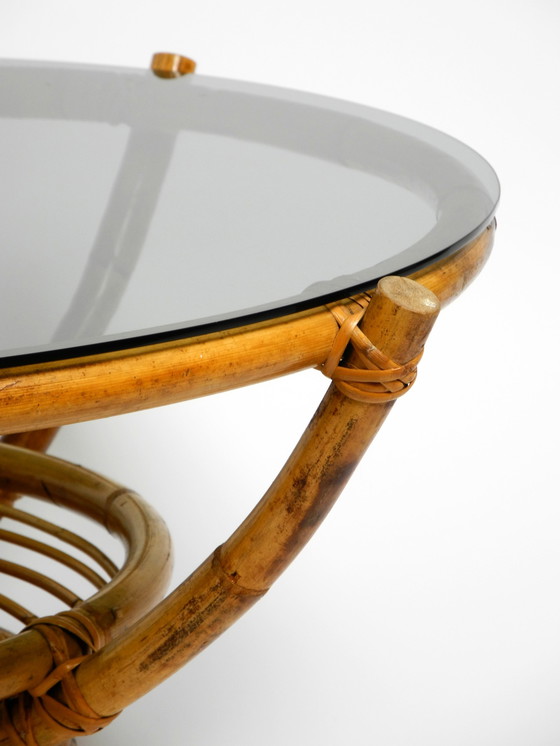 Image 1 of Magnifique table basse italienne des années 1970 en bambou avec plateau en verre fumé d'origine | Ø 102 cm | 40.2"