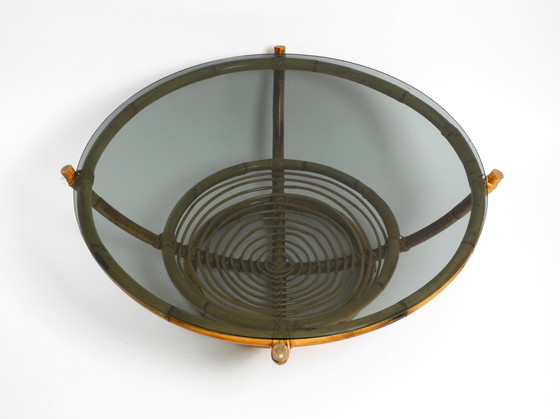 Image 1 of Magnifique table basse italienne des années 1970 en bambou avec plateau en verre fumé d'origine | Ø 102 cm | 40.2"