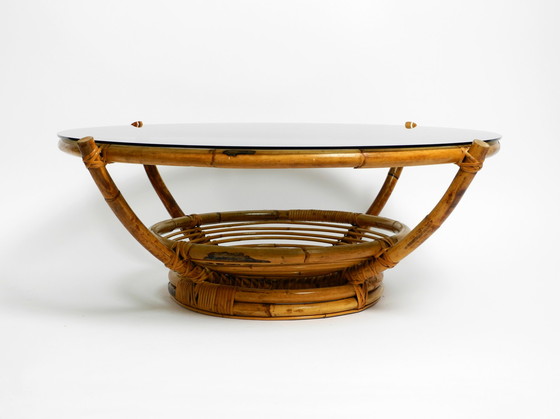 Image 1 of Magnifique table basse italienne des années 1970 en bambou avec plateau en verre fumé d'origine | Ø 102 cm | 40.2"