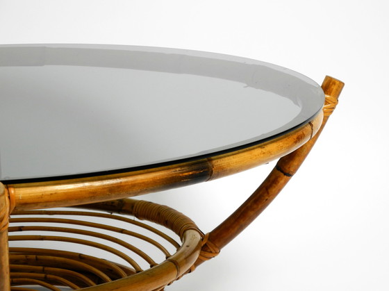 Image 1 of Magnifique table basse italienne des années 1970 en bambou avec plateau en verre fumé d'origine | Ø 102 cm | 40.2"