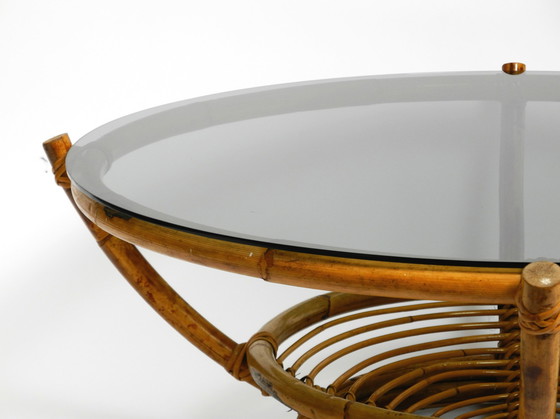 Image 1 of Magnifique table basse italienne des années 1970 en bambou avec plateau en verre fumé d'origine | Ø 102 cm | 40.2"