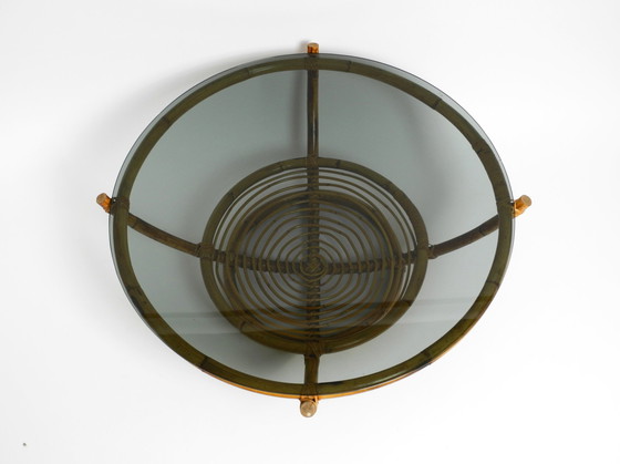 Image 1 of Magnifique table basse italienne des années 1970 en bambou avec plateau en verre fumé d'origine | Ø 102 cm | 40.2"