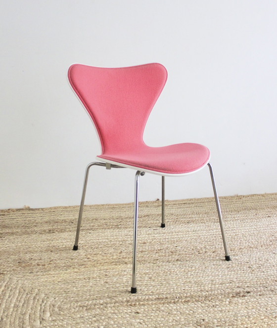 Image 1 of Fritz Hansen Series 7 Butterfly Chair