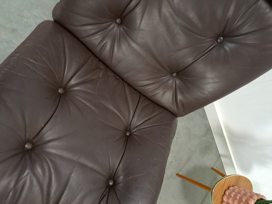 Image 1 of Sillón de cuero marrón con base de madera