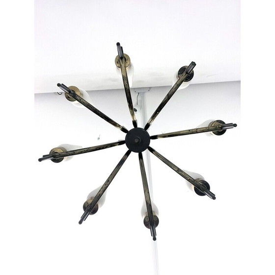 Image 1 of Lampadario vintage a 8 luci in ottone e vetro opalino, Italia 1950