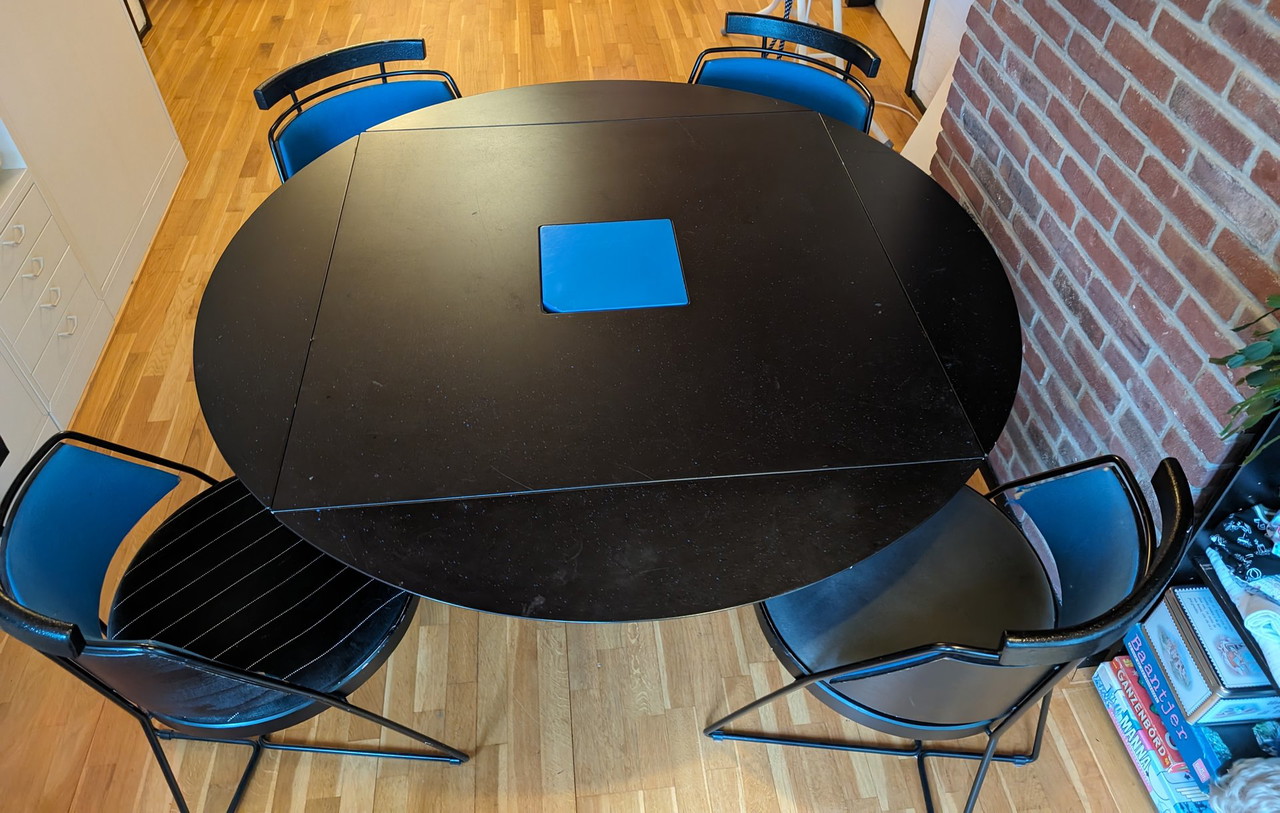 Mesa de comedor de la colección internacional Hennie de Jong