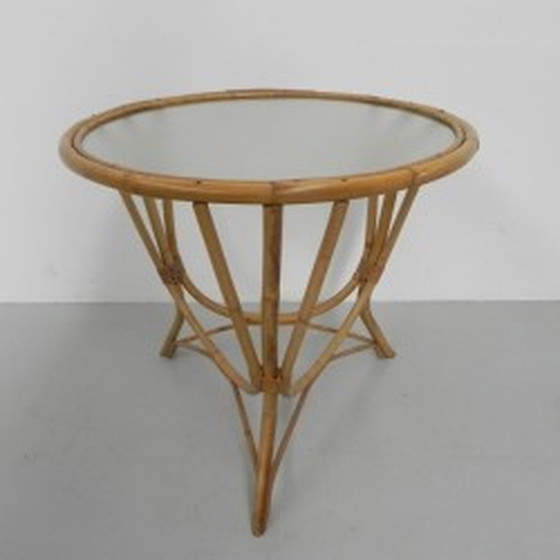 Image 1 of Table basse en rotin et bambou, plateau en verre rond - années 1950