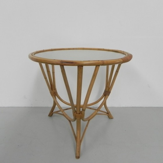 Image 1 of Table basse en rotin et bambou, plateau en verre rond - années 1950