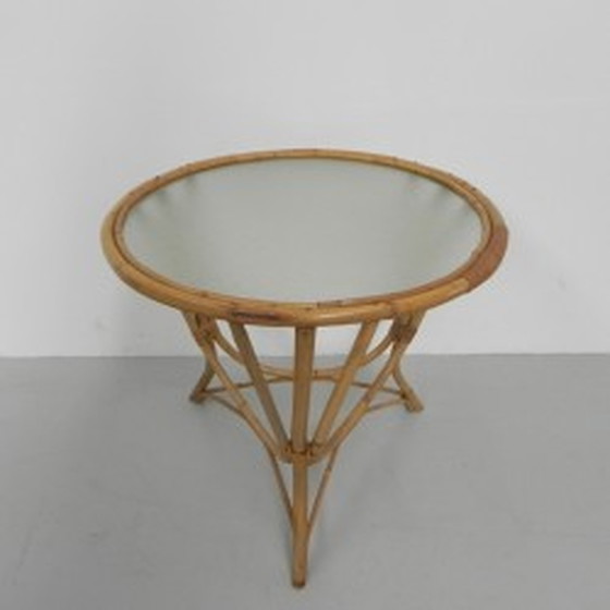 Image 1 of Table basse en rotin et bambou, plateau en verre rond - années 1950