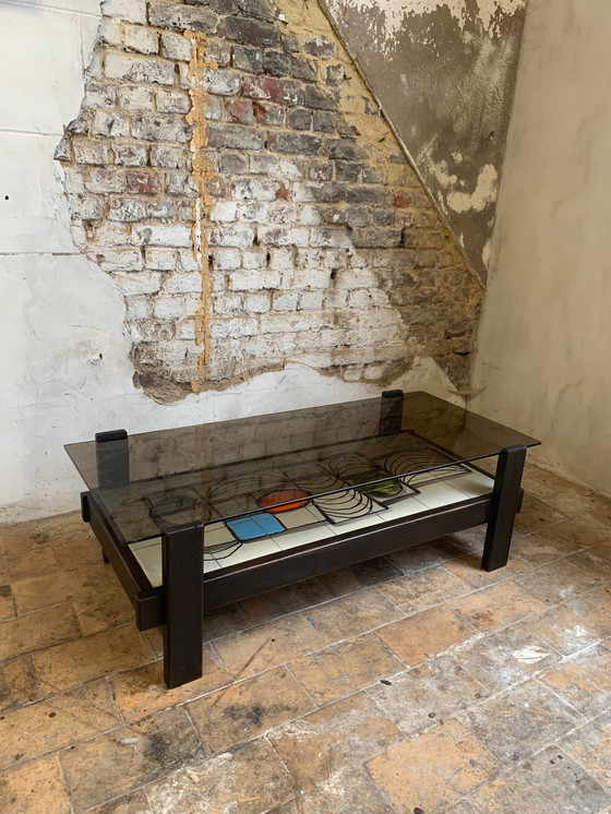 Image 1 of Table basse des années 1960/70 en bois teinté foncé, carreaux de céramique et plateau en verre fumé d'origine