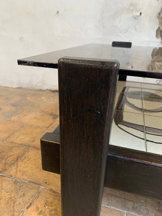 Image 1 of Table basse des années 1960/70 en bois teinté foncé, carreaux de céramique et plateau en verre fumé d'origine