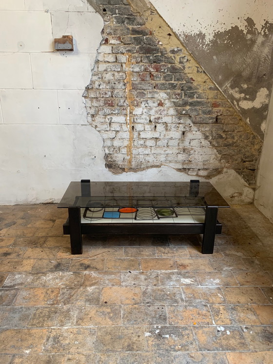 Image 1 of Table basse des années 1960/70 en bois teinté foncé, carreaux de céramique et plateau en verre fumé d'origine