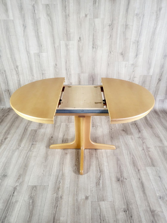 Image 1 of Extendable table