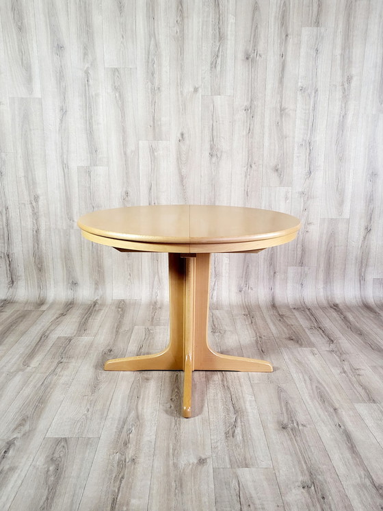 Image 1 of Extendable table