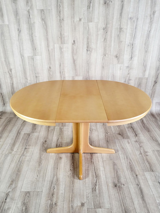 Image 1 of Extendable table