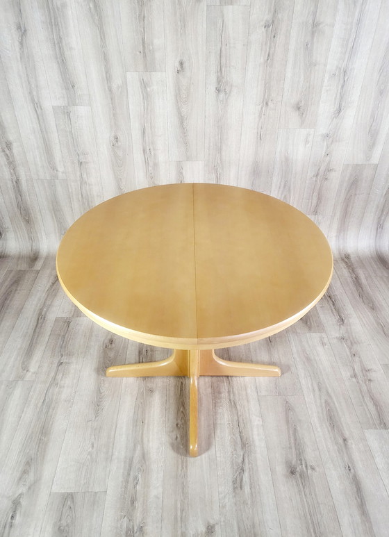 Image 1 of Extendable table