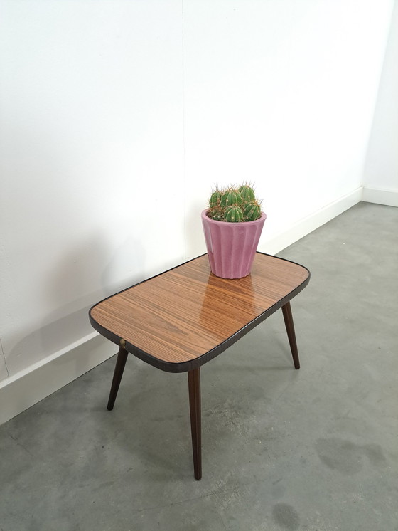 Image 1 of Tavolino laterale con piano in formica effetto legno marrone con bordo nero Tavolino da fiori n. 7