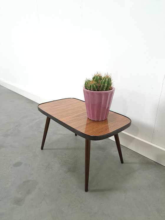 Image 1 of Tavolino laterale con piano in formica effetto legno marrone con bordo nero Tavolino da fiori n. 7