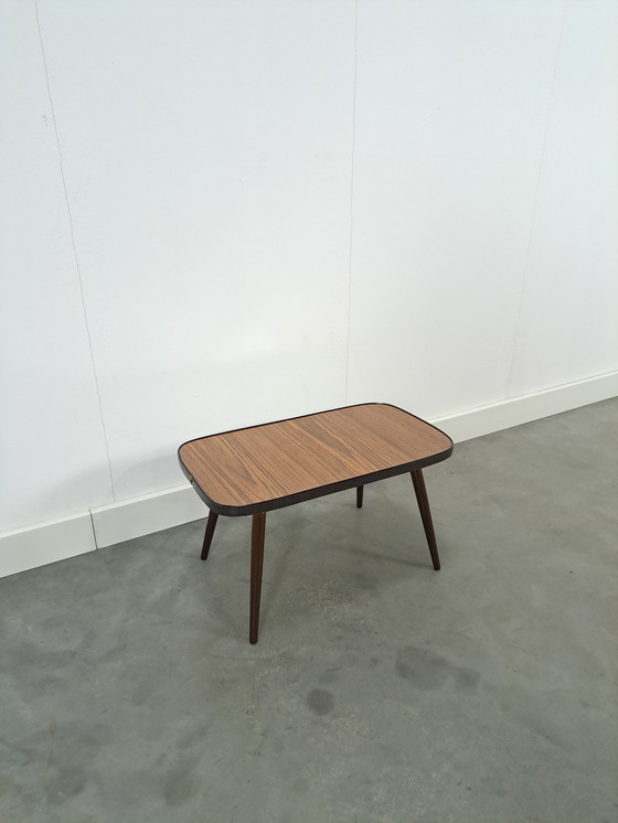 Image 1 of Tavolino laterale con piano in formica effetto legno marrone con bordo nero Tavolino da fiori n. 7