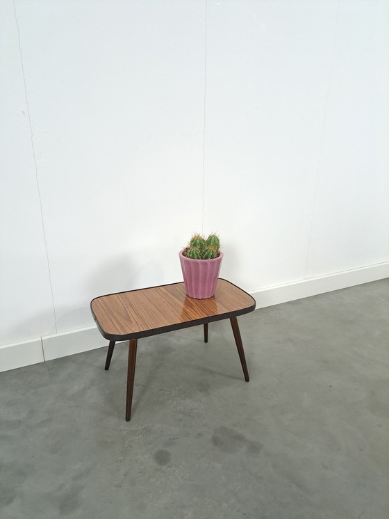 Image 1 of Tavolino laterale con piano in formica effetto legno marrone con bordo nero Tavolino da fiori n. 7