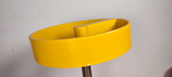 Image 1 of Portaombrelli vintage in plastica gialla dal design spaziale