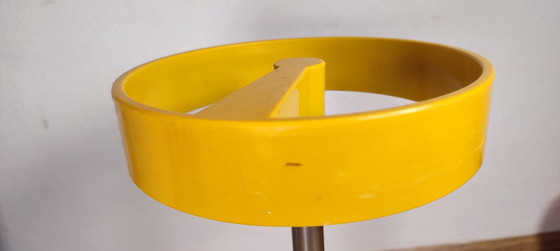 Image 1 of Portaombrelli vintage in plastica gialla dal design spaziale
