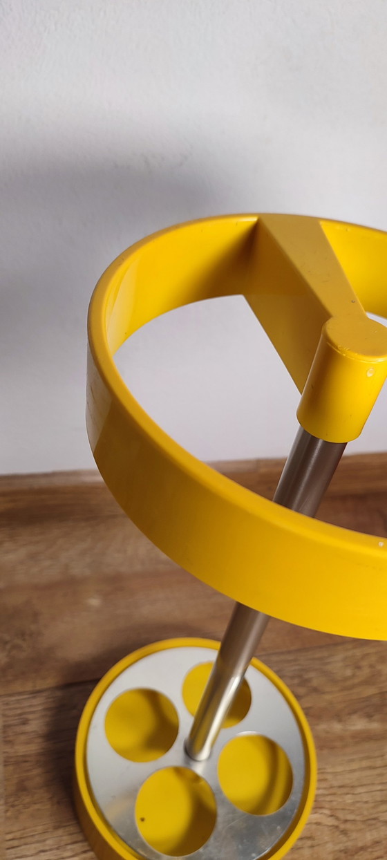 Image 1 of Portaombrelli vintage in plastica gialla dal design spaziale