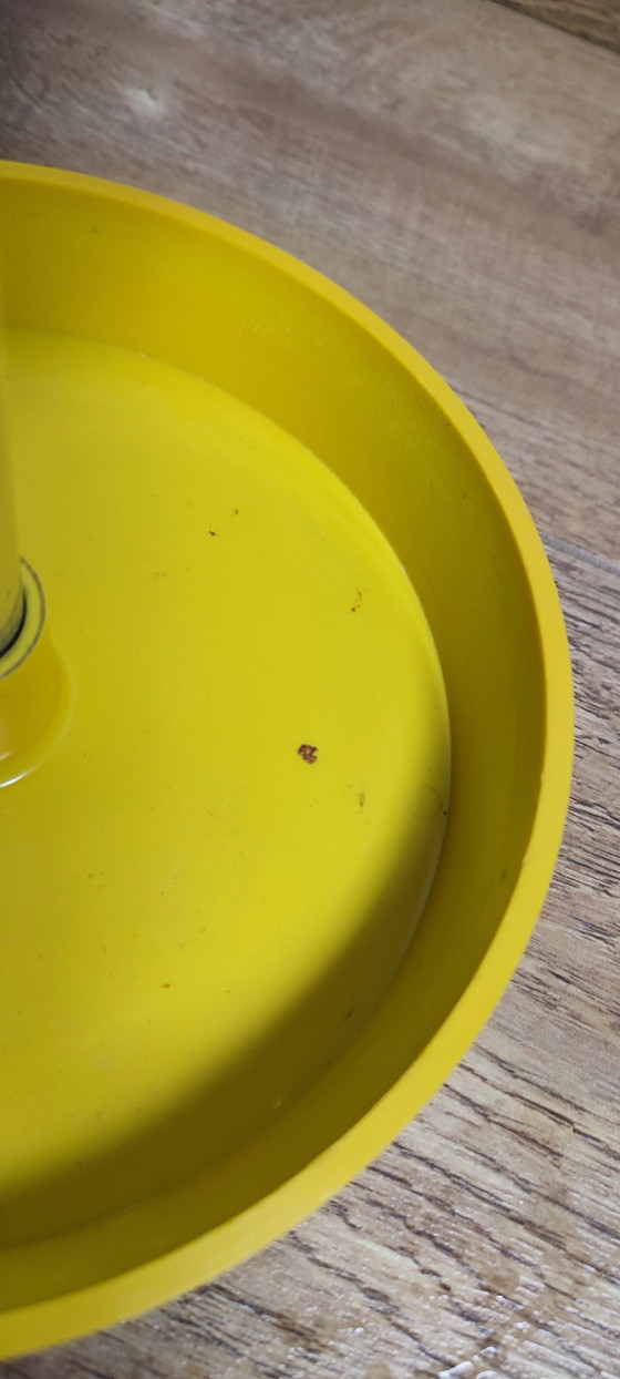 Image 1 of Portaombrelli vintage in plastica gialla dal design spaziale