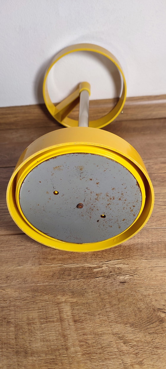 Image 1 of Portaombrelli vintage in plastica gialla dal design spaziale