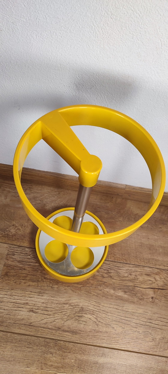 Image 1 of Portaombrelli vintage in plastica gialla dal design spaziale
