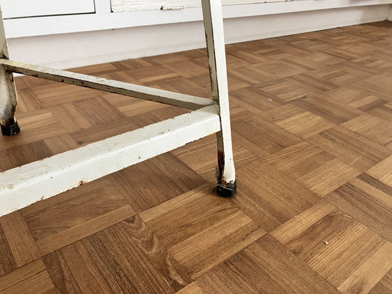 Image 1 of Sgabello/tavolino laterale in acciaio industriale vintage bianco