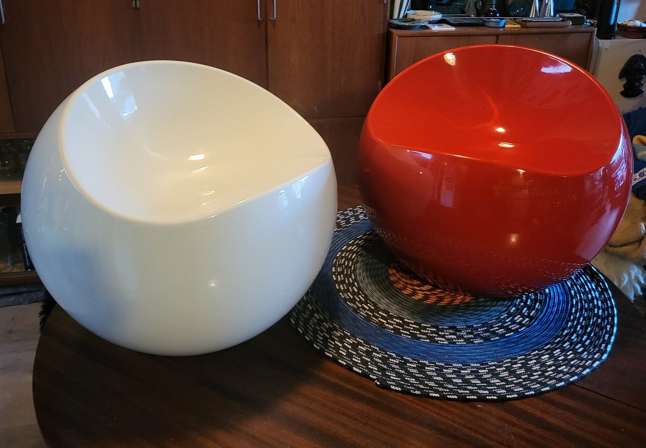 Ball Chair by Finn Stone（紅白バージョン）: 楽しく生活