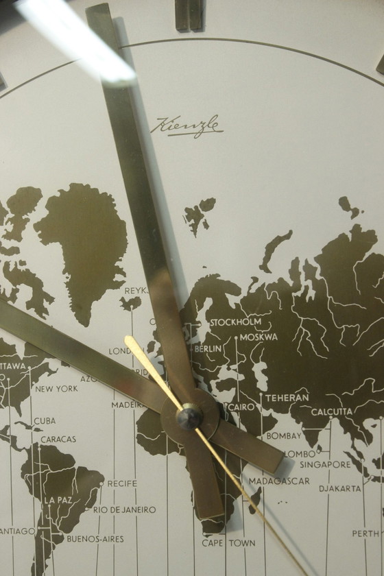 Image 1 of Orologio da tavolo vintage Kienzle World Time degli anni &#39;50 in teak e ottone