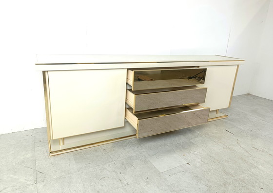 Image 1 of Buffet vintage en laiton et laque