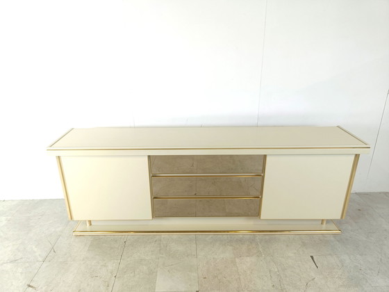 Image 1 of Buffet vintage en laiton et laque