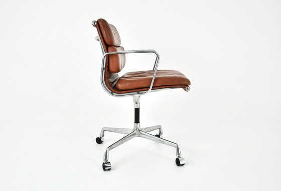 Image 1 of Chaise en cuir à coussin souple par Charles & Ray Eames pour Herman Miller, 1970