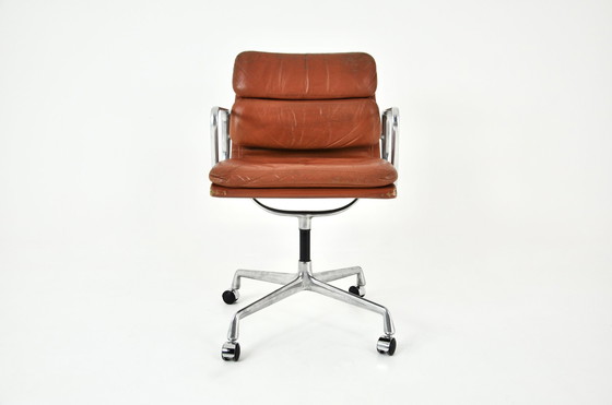 Image 1 of Chaise en cuir à coussin souple par Charles & Ray Eames pour Herman Miller, 1970