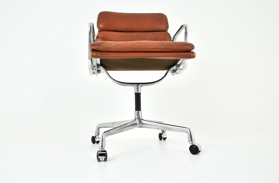 Image 1 of Chaise en cuir à coussin souple par Charles & Ray Eames pour Herman Miller, 1970