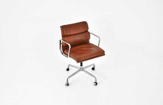 Image 1 of Chaise en cuir à coussin souple par Charles & Ray Eames pour Herman Miller, 1970