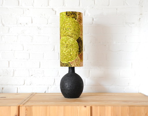 Lampe vintage brutaliste en terre cuite chamottée noire avec abat-jour neuf fait main en tissu vintage original