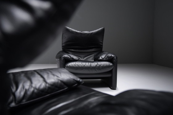 Image 1 of Superbe ensemble de 2 Maralunga + pouf en cuir noir - Vico Magistretti - Cassina