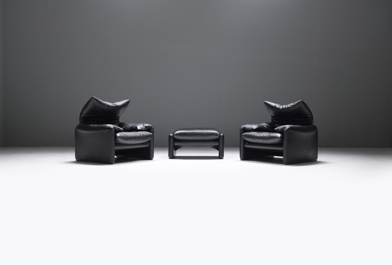 Image 1 of Great set of 2 Maralunga's + poof in black leather - Vico Magistretti - Cassina