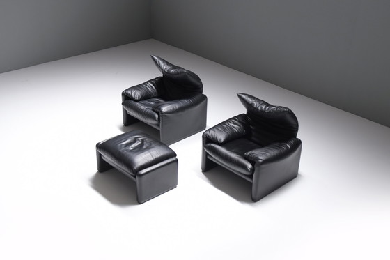 Image 1 of Great set of 2 Maralunga's + poof in black leather - Vico Magistretti - Cassina