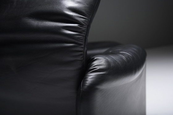 Image 1 of Great set of 2 Maralunga's + poof in black leather - Vico Magistretti - Cassina