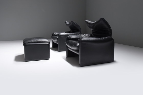 Image 1 of Great set of 2 Maralunga's + poof in black leather - Vico Magistretti - Cassina