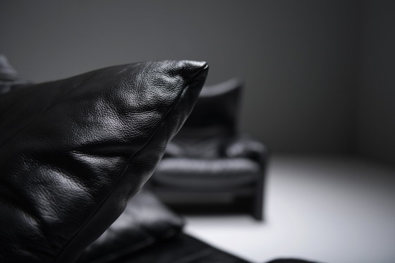 Image 1 of Great set of 2 Maralunga's + poof in black leather - Vico Magistretti - Cassina