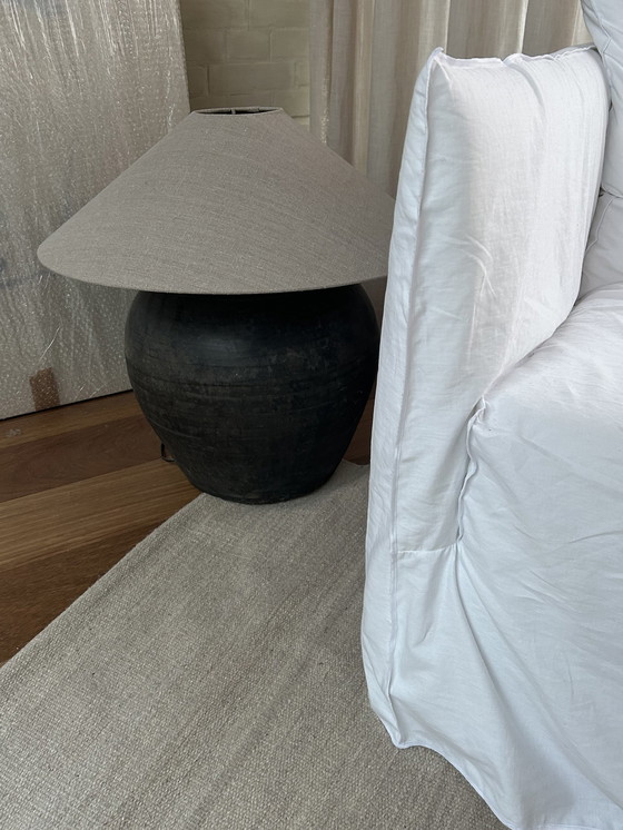 Image 1 of Wabi Sabi Primitive Clay Lamp with Linen Shade (lampe en terre cuite primitive avec abat-jour en lin)