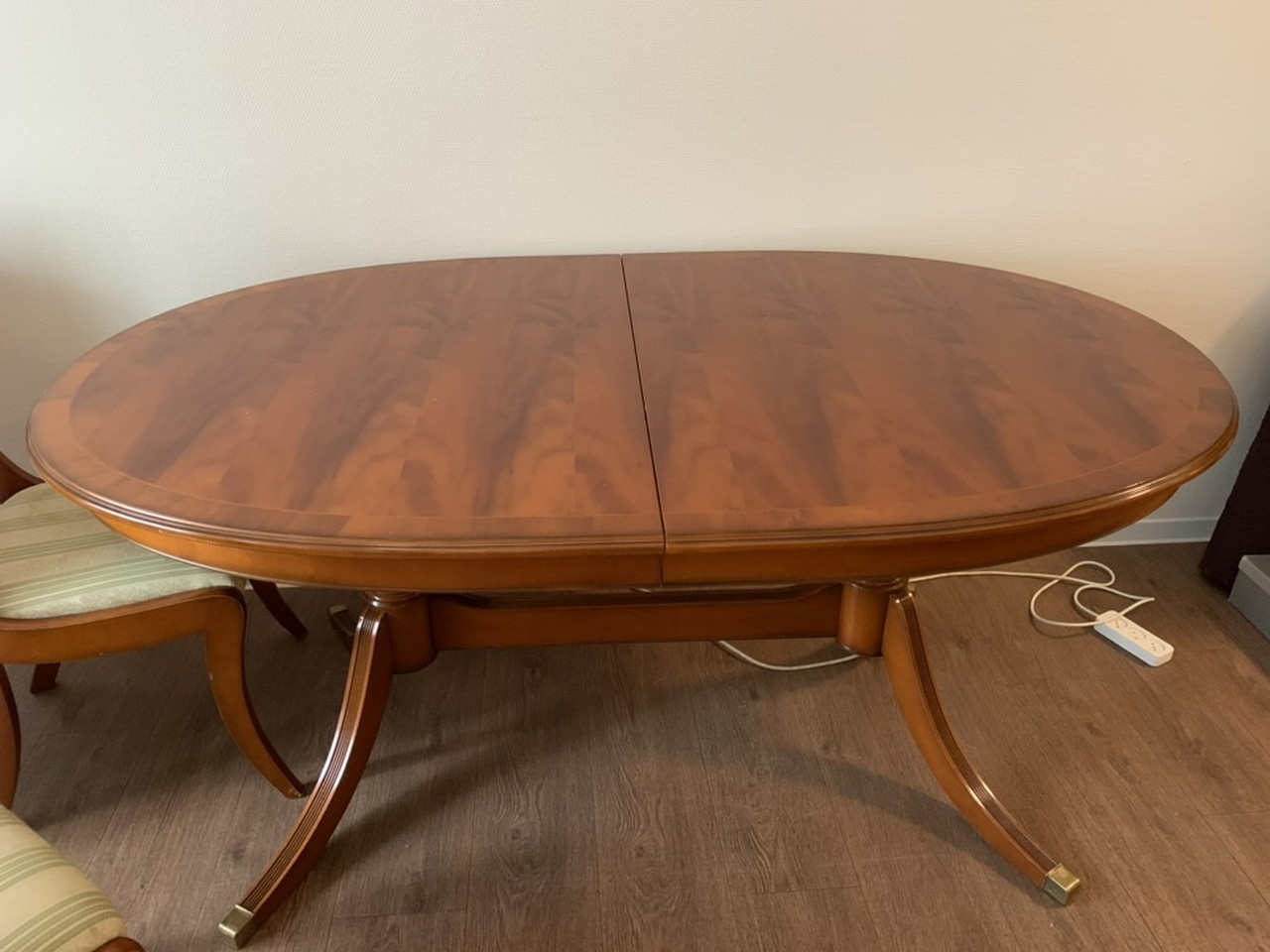 Set di mobili classici in noce