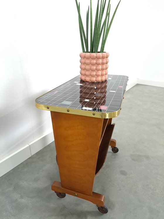 Image 1 of Table d'appoint avec panier à revues et plateau en formica à carreaux